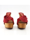 RED CLOGS WITH FLOWER TO POIS