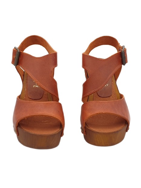 BROWN CLOGS IN LEATHER AND COMFY HEEL 9