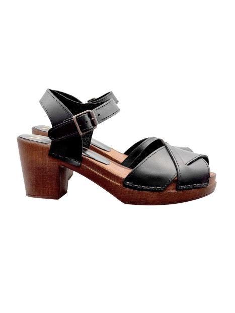 BLACK SANDALS WITH CROSSED BANDS AND 6,5 HEEL