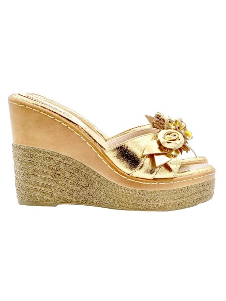 GOLDEN WEDGE SANDALS WITH FLOWER JEWEL ACCESSORY