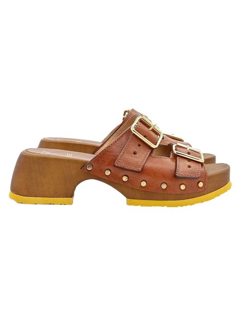 BROWN CLOGS WITH DOUBLE ADJUSTABLE STRAP