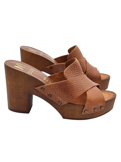 BROWN CLOGS WITH CROSSED BANDS IN TUMBLED LEATHER