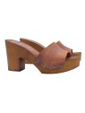 COMFORTABLE LEATHER-COLORED CLOGS