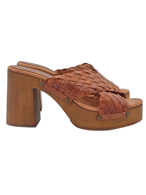 BROWN CLOGS WITH INTERWOVEN BANDS AND 9 CM HEEL